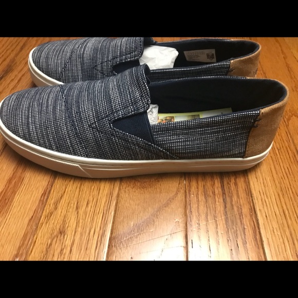TOMS LUCA NAVY STRIPE CHAMBRAY YOUTH SLIP ONS - Picture 2 of 6
